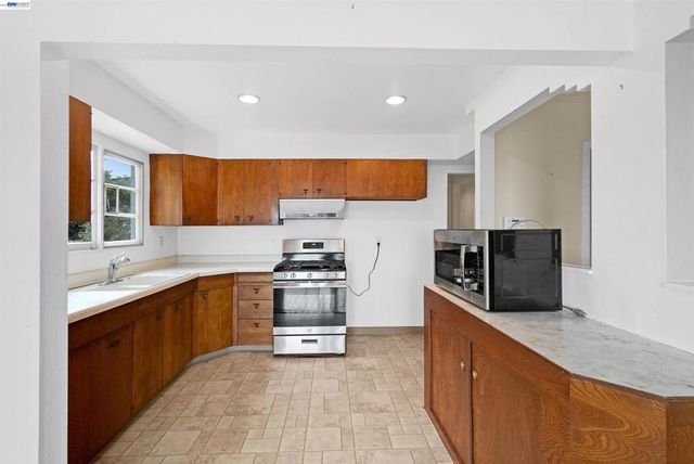 26027 Clover Rd, Hayward, CA 94542