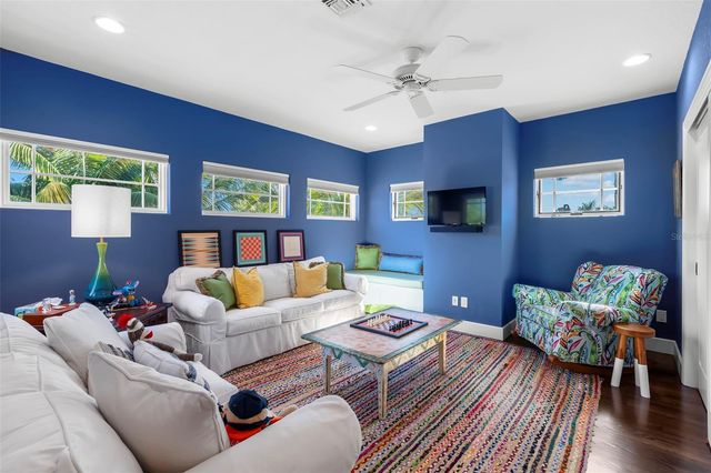 815 15TH AVENUE NE, St Petersburg, FL 33704