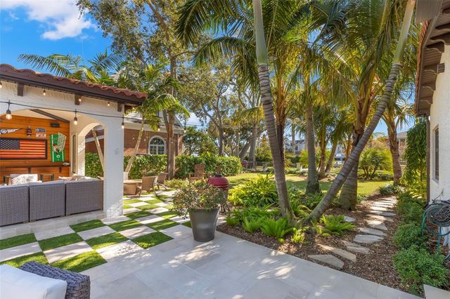 815 15TH AVENUE NE, St Petersburg, FL 33704