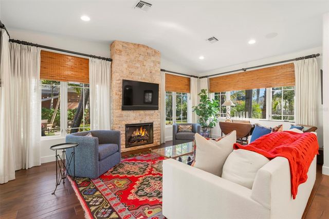 815 15TH AVENUE NE, St Petersburg, FL 33704