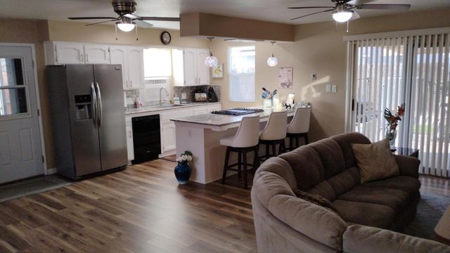 4132 W Robinwood Avenue, Visalia, CA 93291