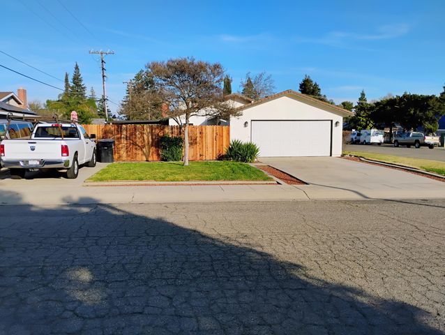 4132 W Robinwood Avenue, Visalia, CA 93291