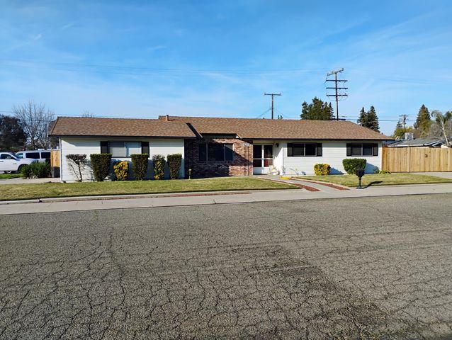 4132 W Robinwood Avenue, Visalia, CA 93291
