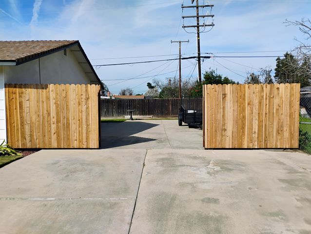 4132 W Robinwood Avenue, Visalia, CA 93291