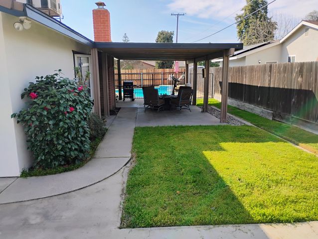 4132 W Robinwood Avenue, Visalia, CA 93291