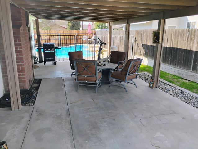 4132 W Robinwood Avenue, Visalia, CA 93291