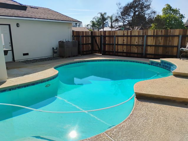 4132 W Robinwood Avenue, Visalia, CA 93291