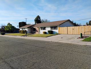 4132 W Robinwood Avenue, Visalia, CA 93291