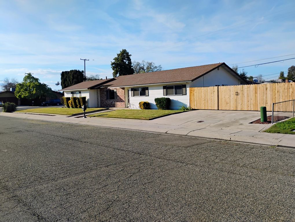 4132 W Robinwood Avenue, Visalia, CA 93291