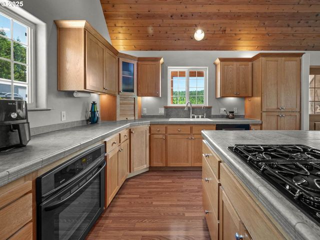 13671 Sw ACADEMY Way, Gaston, OR 97119