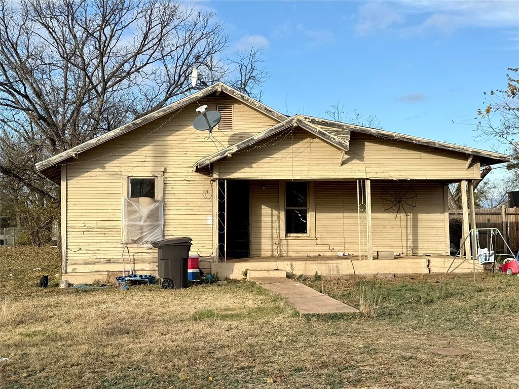 201 E Victoria, Brady, TX 76825
