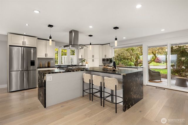 13720 94th Avenue NE, Kirkland, WA 98034