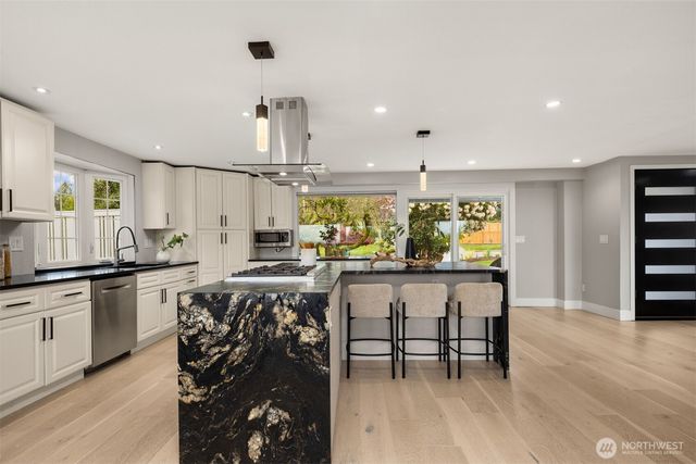13720 94th Avenue NE, Kirkland, WA 98034