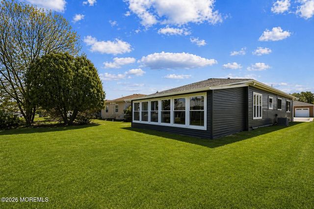 8 Tijuana Court, Berkeley, NJ 08721