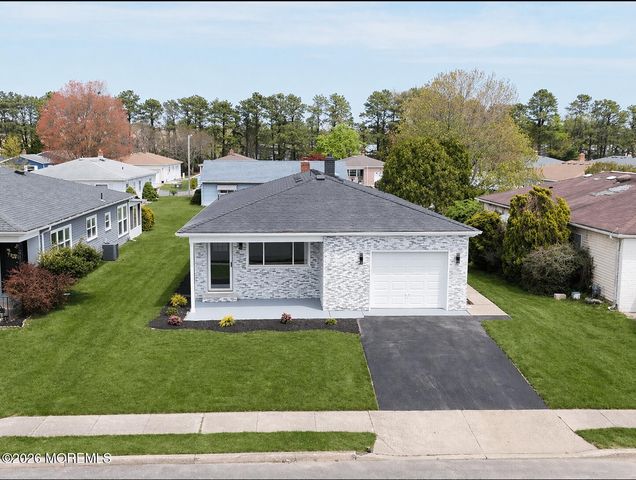 8 Tijuana Court, Berkeley, NJ 08721