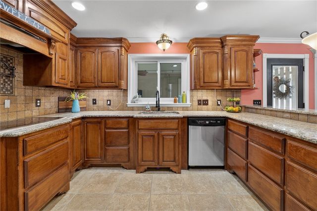 1010 Cairo Dr, Corpus Christi, TX 78412