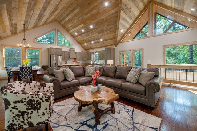 241 Lees Ride, Mccaysville, GA 30555