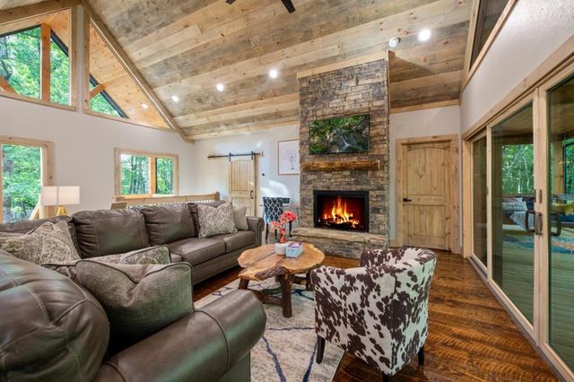 241 Lees Ride, Mccaysville, GA 30555