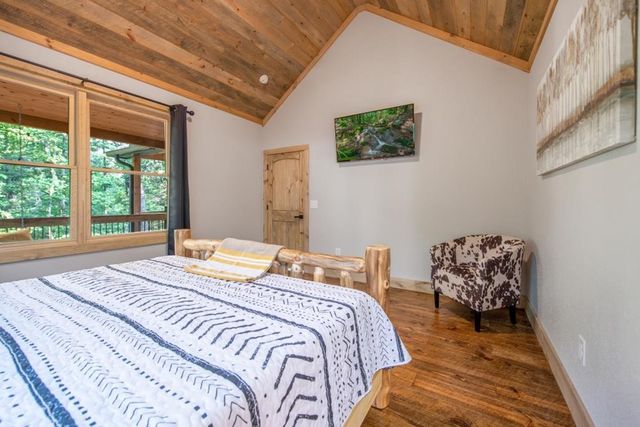 241 Lees Ride, Mccaysville, GA 30555