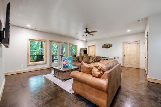 241 Lees Ride, Mccaysville, GA 30555