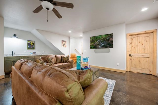 241 Lees Ride, Mccaysville, GA 30555