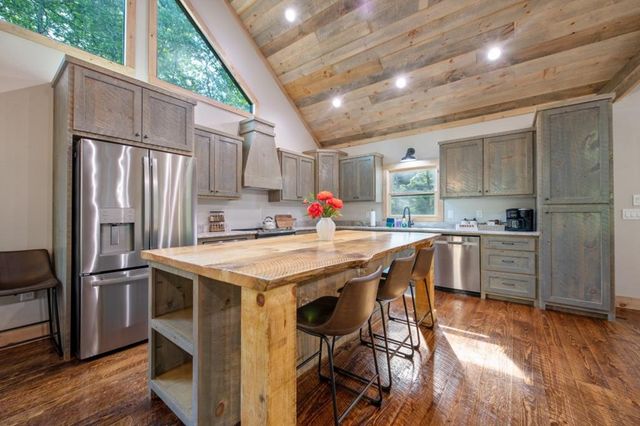 241 Lees Ride, Mccaysville, GA 30555