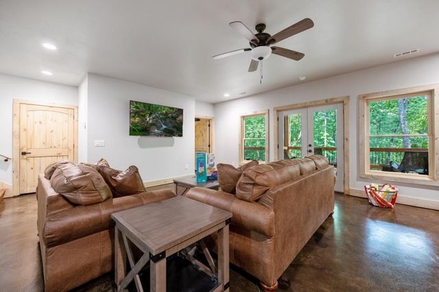 241 Lees Ride, Mccaysville, GA 30555