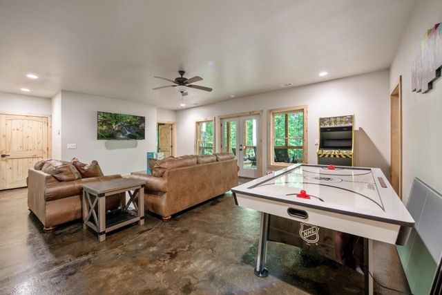 241 Lees Ride, Mccaysville, GA 30555