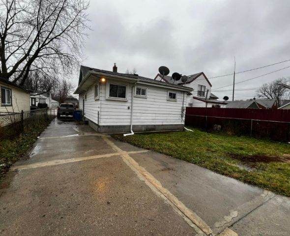 8647 Chalmers Avenue, Warren, MI 48089