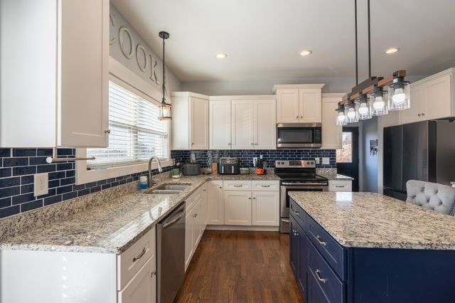 1707 Aster Dr, Columbia, TN 38401