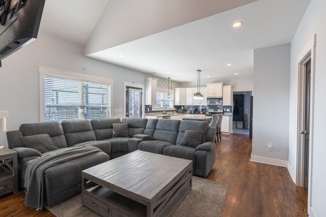 1707 Aster Dr, Columbia, TN 38401