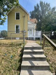 201 S Howell St # 1/2, Davenport, IA 52802