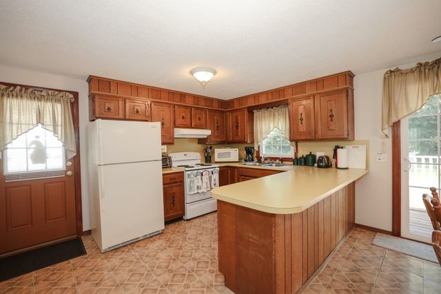 14 Brentwood Dr, Leominster, MA 01453