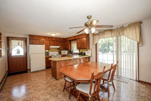 14 Brentwood Dr, Leominster, MA 01453