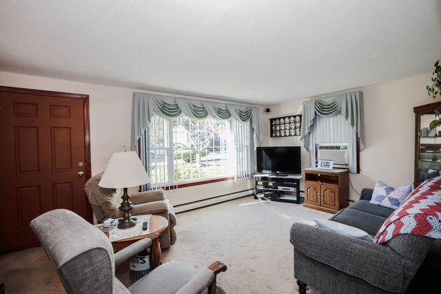 14 Brentwood Dr, Leominster, MA 01453