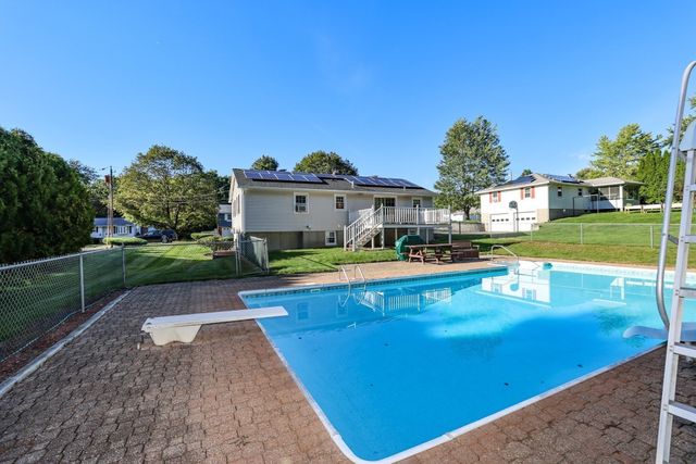 14 Brentwood Dr, Leominster, MA 01453