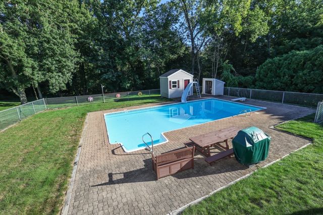 14 Brentwood Dr, Leominster, MA 01453