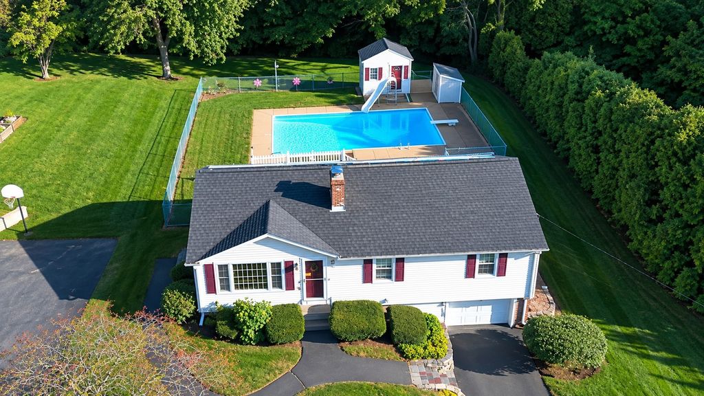 14 Brentwood Dr, Leominster, MA 01453