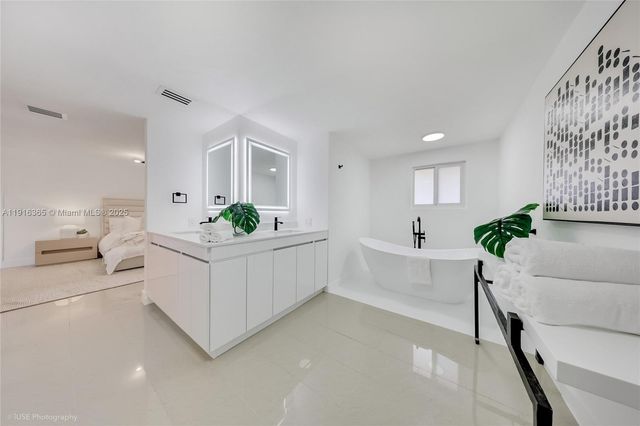 871 NE 81st St, Miami, FL 33138