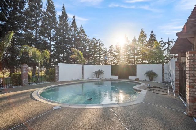 20201 N Dustin Rd, Acampo, CA 95220
