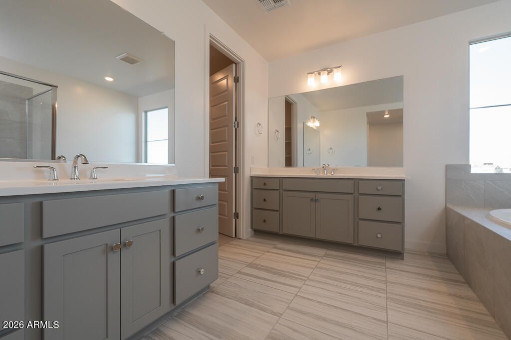 Image 8 of property listing at 5857 S GRANITE Street, Gilbert, AZ 85298