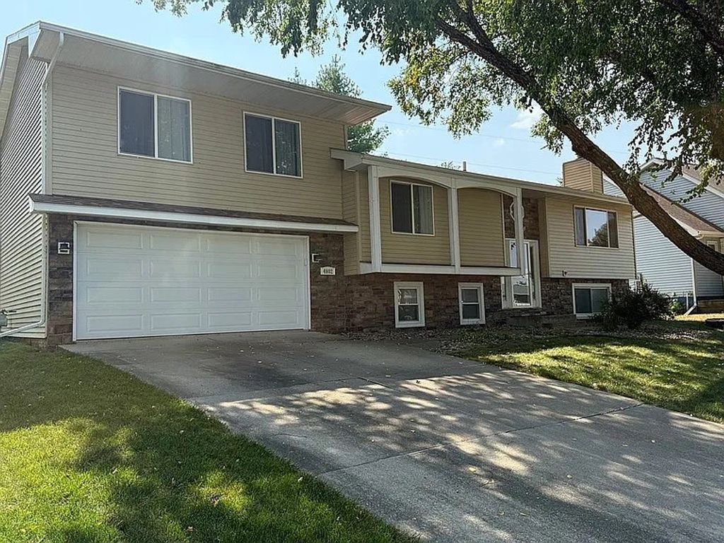 4902 Lakewood Drive, Norwalk, IA 50211