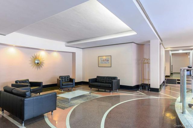 67-40 Yellowstone Boulevard 2E, Forest Hills, NY 11375