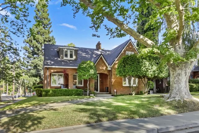 944 45th St, Sacramento, CA 95819