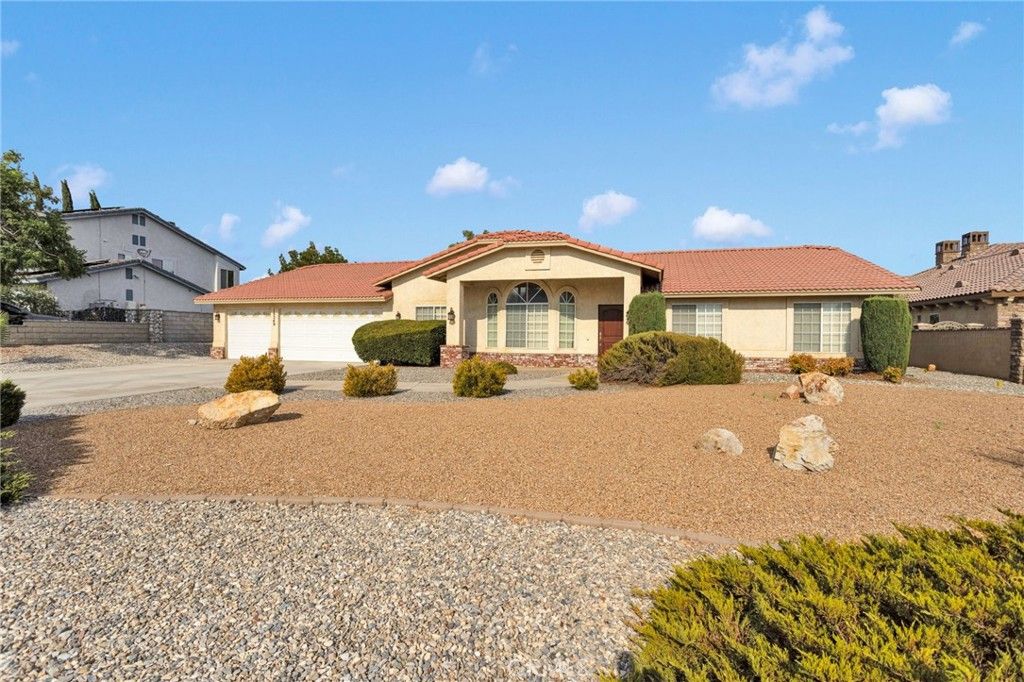 Image 2 of property listing at 16249 Crown Valley Drive, Apple Valley, CA 92307