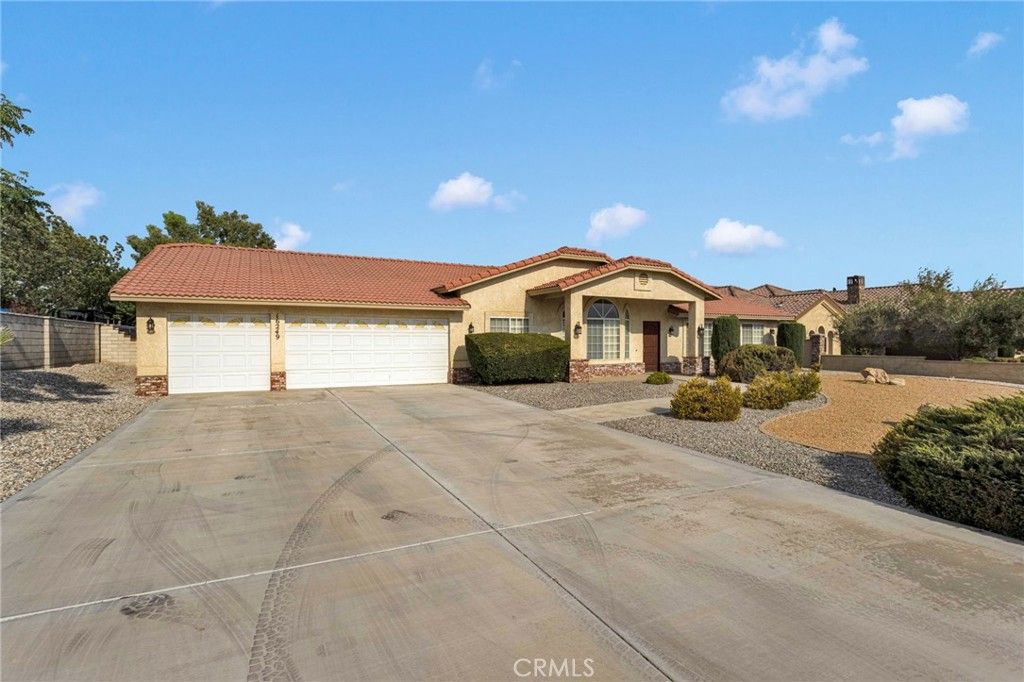 Image 3 of property listing at 16249 Crown Valley Drive, Apple Valley, CA 92307