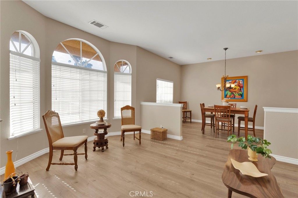 Image 7 of property listing at 16249 Crown Valley Drive, Apple Valley, CA 92307