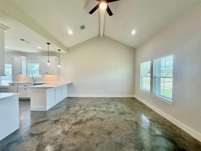 135 Ellis Lane, West Columbia, TX 77486