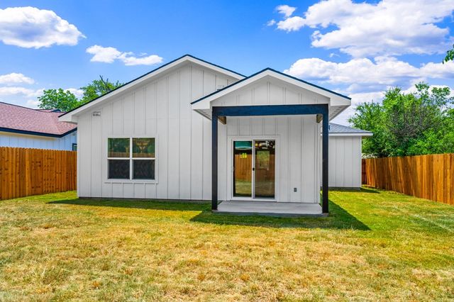 712 Gilmer St, Kerrville, TX 78028