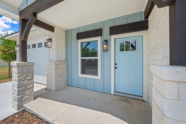 712 Gilmer St, Kerrville, TX 78028